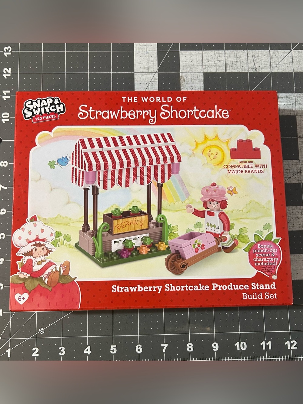 The World of Strawberry Shortcake Produce Stand Snap & Switch Build Set 123 Pc